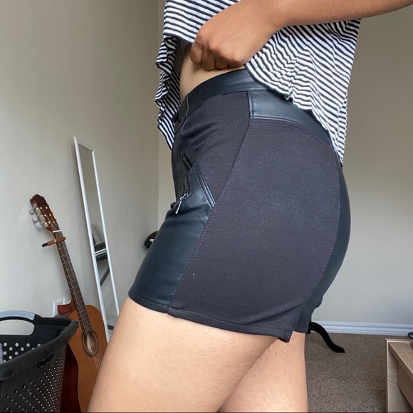 Leather/elastic shorts - Picture 2 of 6